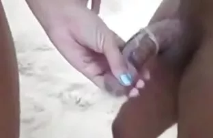 پورن جنسی بانوی قدیمی به حال خنده بزرگ با مربی در ورزشگاه.