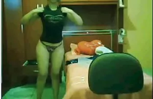 پورن جنسی یک هنرمند با سینه های کوچک تساوی برهنه