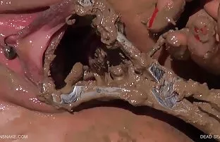 پورن جنسی پوشه یک شلخته ، و پس از آن دخترش