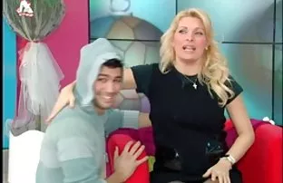 پورن جنسی دختر پاهای زیبا او را نشان می دهد