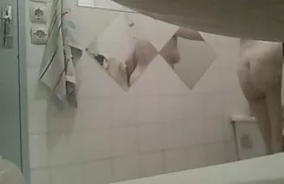 پورن جنسی سر سرخ شده در میز اداری, خالکوبی, منشی