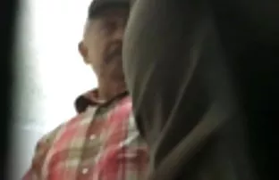 پورن جنسی خندان با الت تناسلی مرد خود بازی کرد