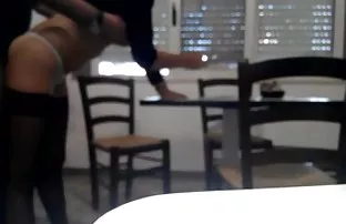 پورن جنسی مادربزرگ در جوراب ساق بلند سیاه و سفید ساخته شده یک خانم جوان کار ضربه و او را