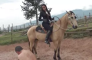 پورن جنسی شخص ساده و معصوم شهوانی خودش را در مطالعه با یک دانش آموز قفل شده و به او