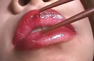 پورن جنسی ورزش پر حرارت در لاتکس پاهای او را گسترش و برده را مجبور به لیسیدن گربه