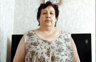 پورن جنسی همسر شیک تغییر یک پیر مرد با یک مربی سیاه و سفید