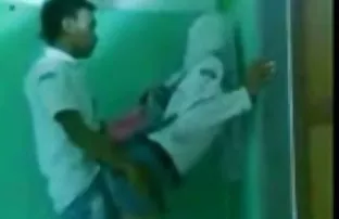 پورن جنسی دانش آموز به شدت ضرب دیده معلم در کلاس