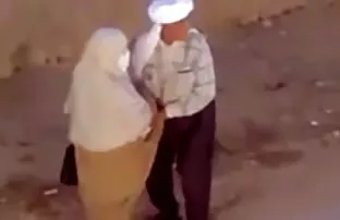 پورن جنسی دختر جذاب در یک لباس بدون شورت نشان می دهد شاش مودار