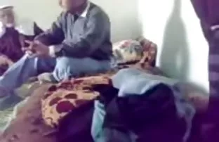 پورن جنسی متقاعد یک جوجه خالکوبی با یک ناحیه تناسلی مودار برای به دست آوردن آویزان از خیابان