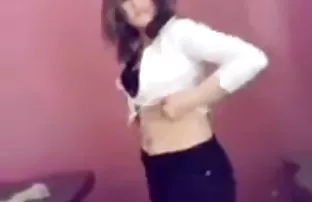 پورن جنسی یک زن با یک چهره خوب گمان نمی کند که او فیلم برداری شده است