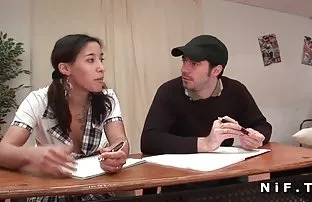 پورن جنسی دختر کد می کند و یک کار ضربه سیاه و سفید در توالت