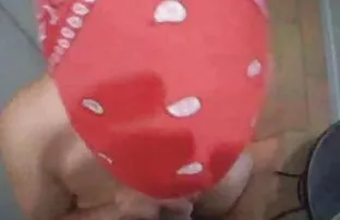 پورن جنسی زرق و برق دختر در جوراب ساق بلند صورتی سکسی نما در اتاق خواب