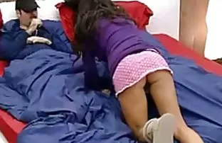 پورن جنسی معشوقه نشسته در چهره پسر و او را لیسیدن بیدمشک