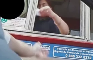 پورن جنسی دختر جوان در جوراب شلواری در یک مش در یک نامه شترمرغ