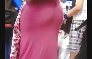 پورن جنسی کارینا ایستاده برهنه در نزدیکی یک صخره بزرگ