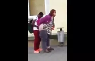 پورن جنسی دختر نشسته بر چهره او بود ، و پسر در دهان او بود.