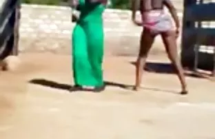 پورن جنسی عروسک را دوست دارد به نوازش سوراخ او