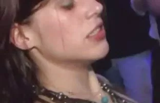 پورن جنسی بچه در اتاق خواب سیب زمینی سرخ کرده دختر ریزه اندام