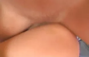 پورن جنسی سبزه در جوراب ساق بلند مجذوب با شوخی با وسیله ارتعاش و نوسان
