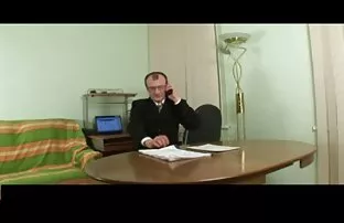 پورن جنسی بیوه جوان می شود توسط سه مرد در پارکینگ ضرب دیده است