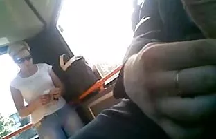 پورن جنسی لولا در خود را با یک پروانه و ناله