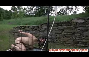پورن جنسی شخص ساده و معصوم تیره با خالکوبی حرکت بدن سکسی و برهنه ته قنداق تفنگ آبدار